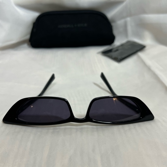 Kendal + Kylie sunglasses with suede case - Picture 2 of 7